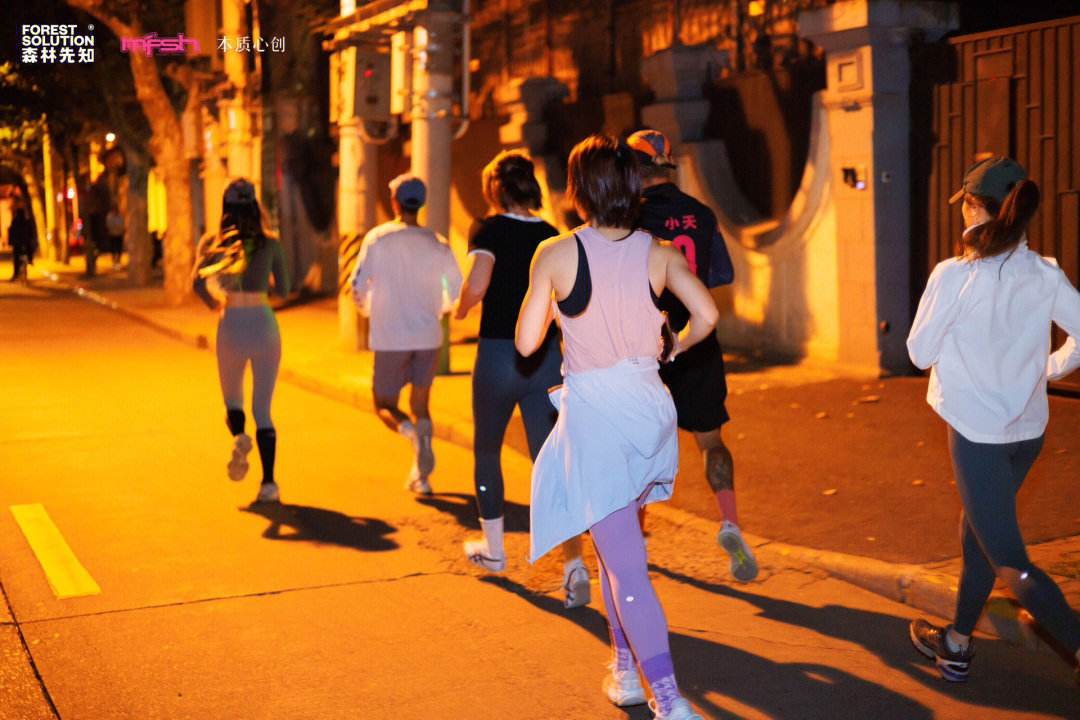 包含城市夜跑拍摄体验，留下运动与光影的结合之美的词条